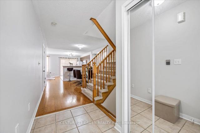 1646 Beard Dr, House attached with 3 bedrooms, 2 bathrooms and 2 parking in Milton ON | Image 37