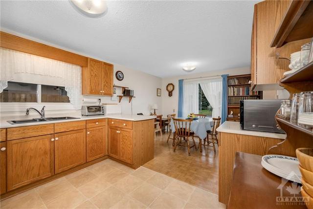 2355 Blackstone Crescent, House detached with 3 bedrooms, 2 bathrooms and 3 parking in Ottawa ON | Image 10