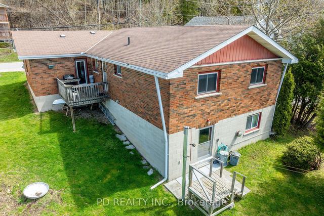 28 Bond St E, House detached with 3 bedrooms, 2 bathrooms and 2 parking in Kawartha Lakes ON | Image 3