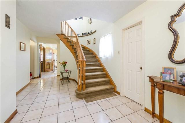 44 Burwell Cres, House attached with 3 bedrooms, 4 bathrooms and 6 parking in Markham ON | Image 2