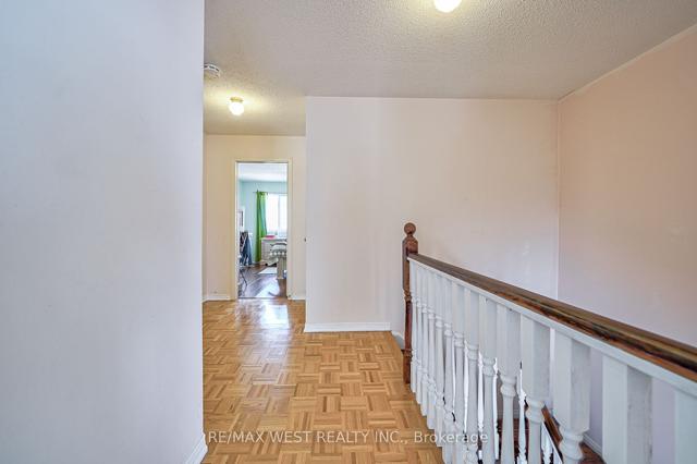 28 Pompano Pl, House attached with 3 bedrooms, 3 bathrooms and 3 parking in Brampton ON | Image 7