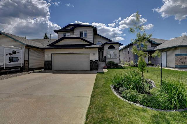 10741 72 Avenue, House detached with 4 bedrooms, 3 bathrooms and 4 parking in Grande Prairie AB | Image 2