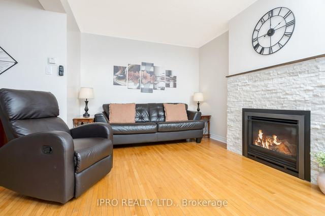 25 Archibald St, House detached with 3 bedrooms, 4 bathrooms and 5 parking in Brampton ON | Image 2