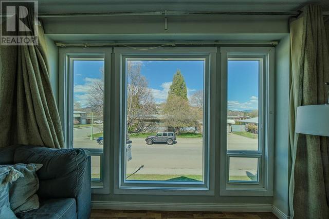 1193 Lawson Avenue, House detached with 4 bedrooms, 3 bathrooms and 3 parking in Kelowna BC | Image 4