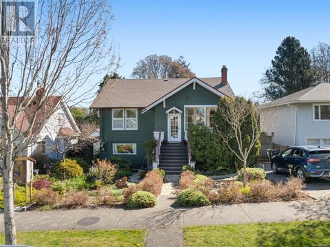 3127 Fifth St, House detached with 6 bedrooms, 3 bathrooms and 2 parking in Victoria BC | Card Image