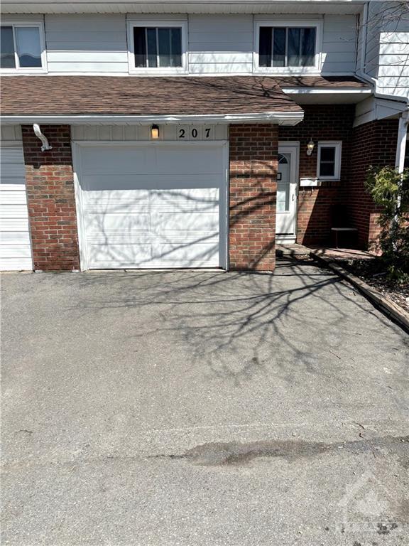 207 Romulus Private, Townhouse with 5 bedrooms, 2 bathrooms and 2 parking in Ottawa ON | Image 2