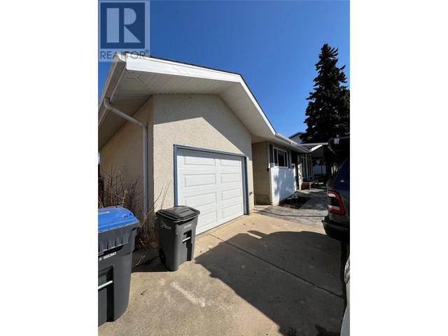 1904 90 Avenue, House detached with 3 bedrooms, 1 bathrooms and 4 parking in Dawson Creek BC | Image 3