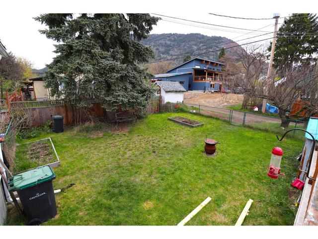 407 9th Avenue, House detached with 4 bedrooms, 2 bathrooms and null parking in Castlegar BC | Image 6