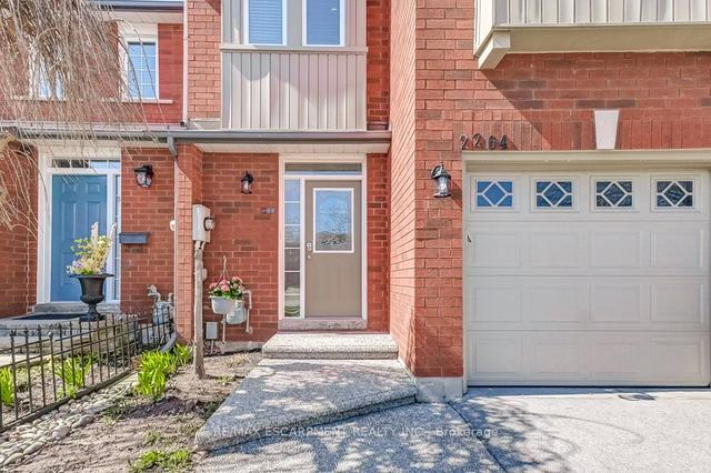 2264 Dale Ridge Dr, House attached with 3 bedrooms, 4 bathrooms and 3 parking in Oakville ON | Image 1
