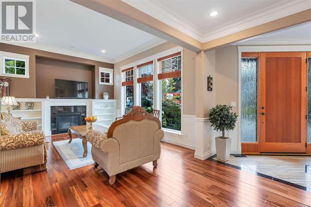 1705 De Sousa Pl, House detached with 4 bedrooms, 4 bathrooms and 2 parking in Saanich BC | Image 4