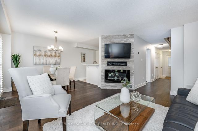 2 - 2022 Atkinson Dr, Townhouse with 3 bedrooms, 3 bathrooms and 2 parking in Burlington ON | Image 4