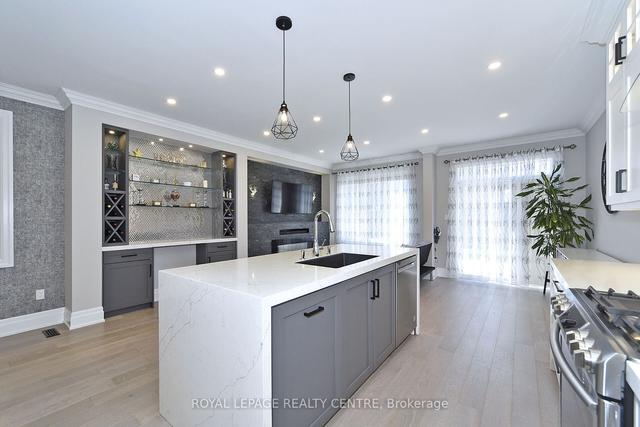 8 Catalpa Cres, House detached with 4 bedrooms, 4 bathrooms and 3 parking in Vaughan ON | Image 7