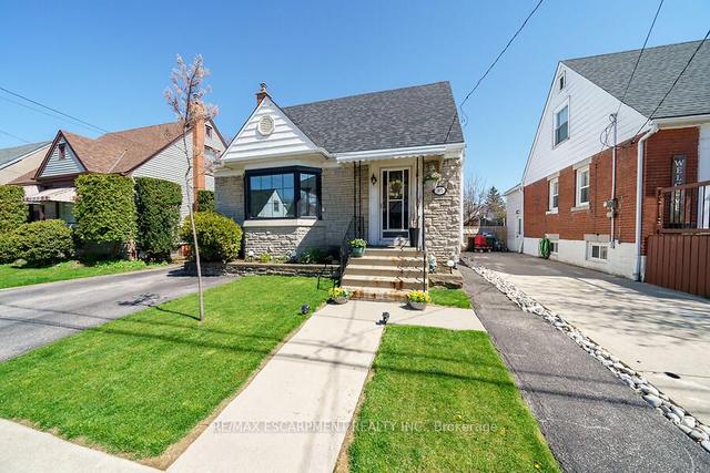 93 East 12th St, House detached with 3 bedrooms, 2 bathrooms and 4 parking in Hamilton ON | Image 1