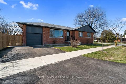 19 Rayside Dr, House detached with 4 bedrooms, 2 bathrooms and 3 parking in Toronto ON | Card Image