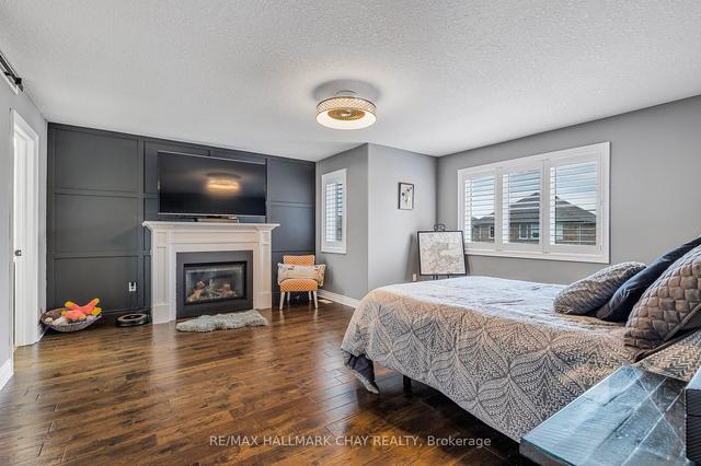 30 Marta Cres, House detached with 4 bedrooms, 3 bathrooms and 6 parking in Barrie ON | Image 9