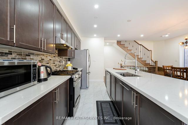 21 Arrowview Dr, House attached with 3 bedrooms, 3 bathrooms and 3 parking in Brampton ON | Image 3