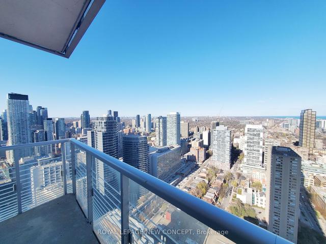 4102 - 386 Yonge St, Condo with 2 bedrooms, 2 bathrooms and 1 parking in Toronto ON | Image 4