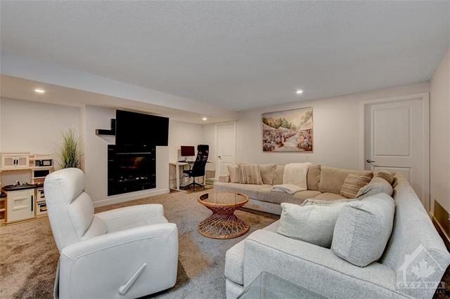 271 Fountainhead Drive, Townhouse with 3 bedrooms, 3 bathrooms and 3 parking in Ottawa ON | Image 27