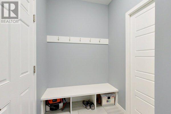 mudroom from garage | Image 13