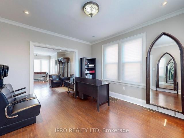 219 Queen St W, House detached with 2 bedrooms, 2 bathrooms and 6 parking in Brampton ON | Image 6