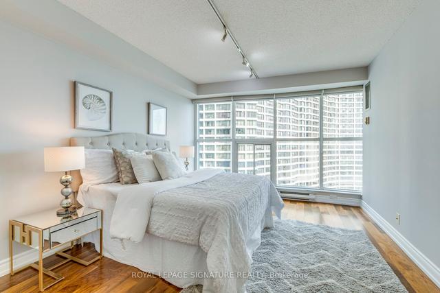 2207 - 77 Harbour Sq, Condo with 2 bedrooms, 2 bathrooms and 1 parking in Toronto ON | Image 7