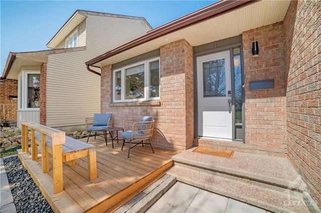 33 Chester Crescent, House detached with 3 bedrooms, 3 bathrooms and 3 parking in Ottawa ON | Image 2