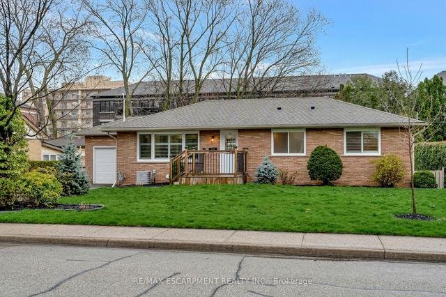 2060 Maplewood Dr, House detached with 2 bedrooms, 3 bathrooms and 5 parking in Burlington ON | Image 32
