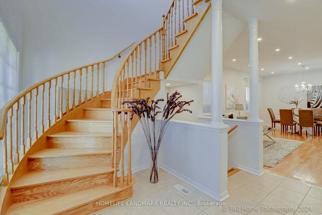 155 Old Colony Rd, House detached with 4 bedrooms, 3 bathrooms and 4 parking in Richmond Hill ON | Image 4