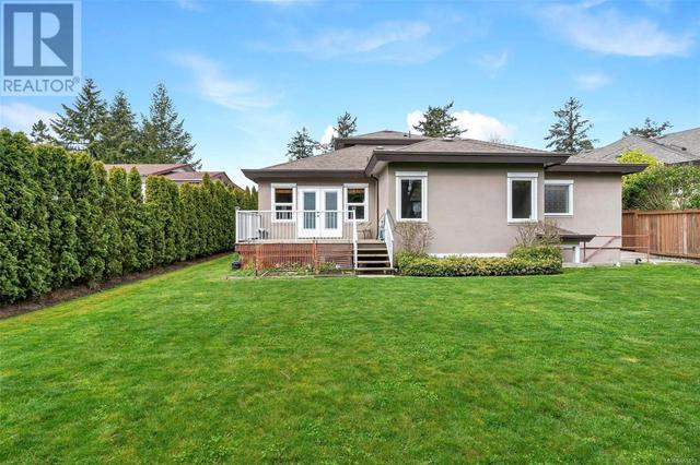 1705 De Sousa Pl, House detached with 4 bedrooms, 4 bathrooms and 2 parking in Saanich BC | Image 44