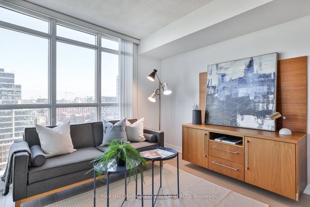 2015 - 21 Iceboat Terr, Condo with 1 bedrooms, 1 bathrooms and 1 parking in Toronto ON | Image 1