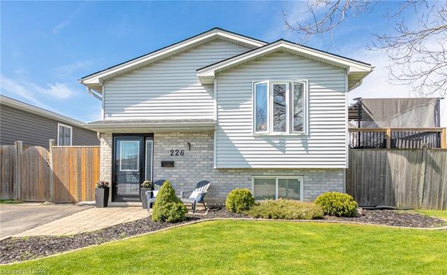 226 Portsmouth Crescent E, House detached with 3 bedrooms, 1 bathrooms and 4 parking in London ON | Image 1