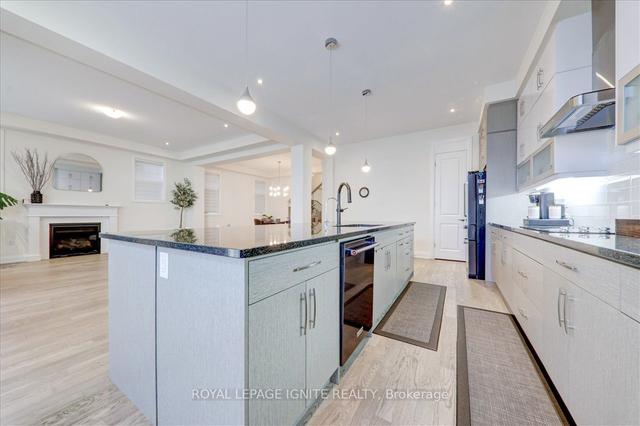 40 Klein Mills Rd, House detached with 4 bedrooms, 4 bathrooms and 4 parking in Vaughan ON | Image 3