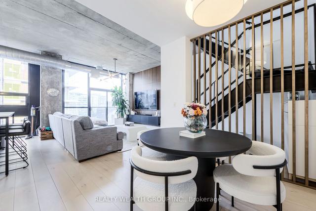 1006 - 60 Bathurst St, Condo with 2 bedrooms, 1 bathrooms and 1 parking in Toronto ON | Image 1