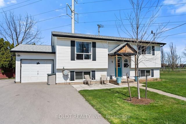 1 Beatrice St, House detached with 2 bedrooms, 2 bathrooms and 6 parking in St. Catharines ON | Image 1