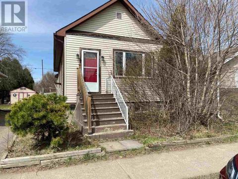1313 Gore Street West, House detached with 4 bedrooms, 2 bathrooms and null parking in Thunder Bay ON | Card Image