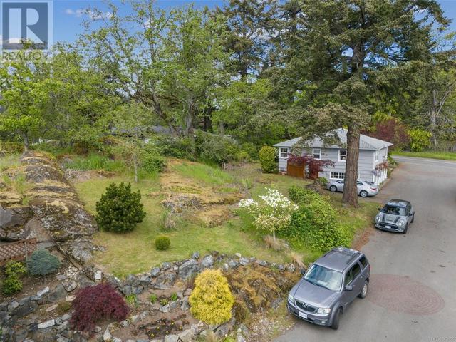 1087 Burnside Rd W, House detached with 2 bedrooms, 1 bathrooms and 4 parking in Saanich BC | Image 35