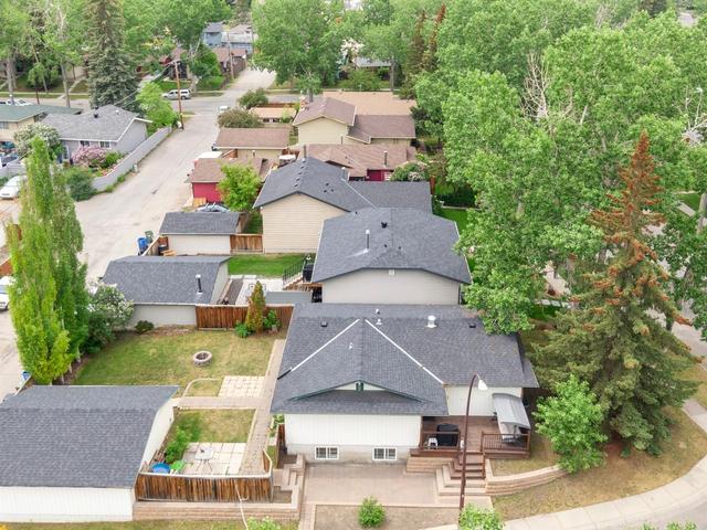 664 Midridge Dr Se, House detached with 5 bedrooms, 2 bathrooms and 2 parking in Calgary AB | Image 1