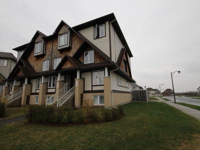 814 Lakeridge Dr, Townhouse with 2 bedrooms, 3 bathrooms and 2 parking in Ottawa ON | Image 2