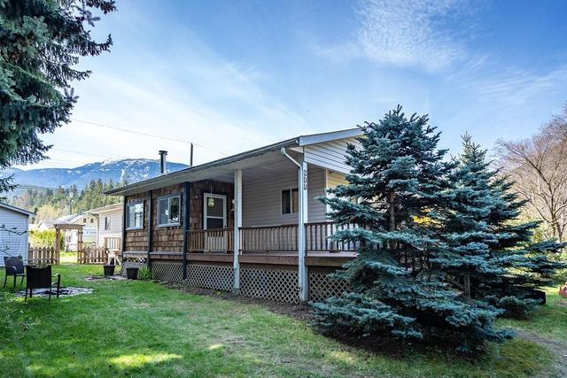 235 B Avenue, House detached with 2 bedrooms, 2 bathrooms and null parking in Central Kootenay D BC | Image 2