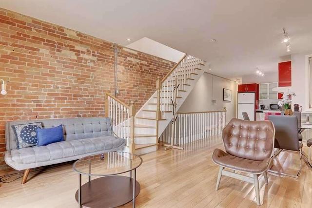 74 Oxford St, House attached with 3 bedrooms, 3 bathrooms and 0 parking in Toronto ON | Image 3