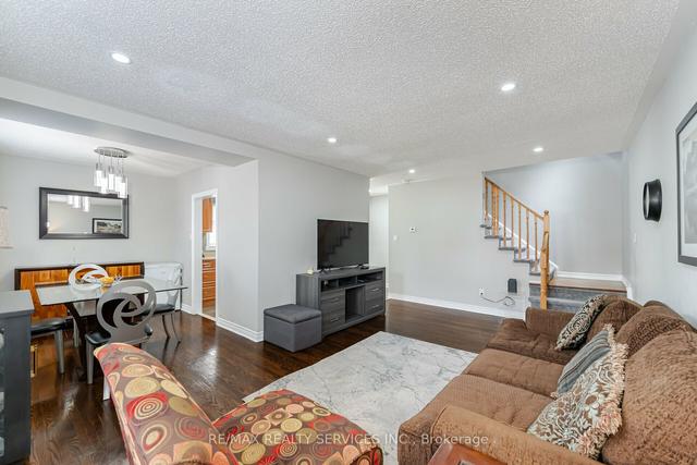 69 Town House Cres, Townhouse with 3 bedrooms, 2 bathrooms and 2 parking in Brampton ON | Image 12