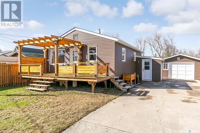30 5th Avenue, House detached with 1 bedrooms, 2 bathrooms and null parking in Lumsden SK | Image 1