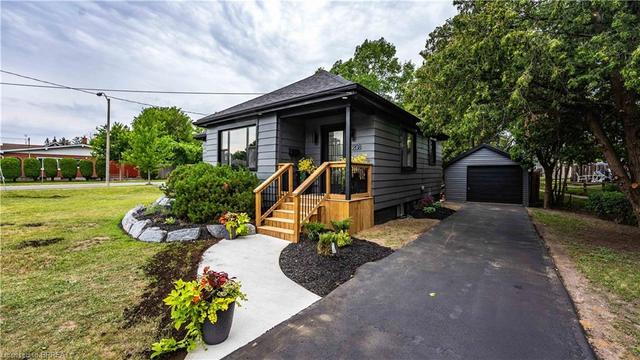 208 North Park St, House detached with 4 bedrooms, 3 bathrooms and 5 parking in Brantford ON | Image 3