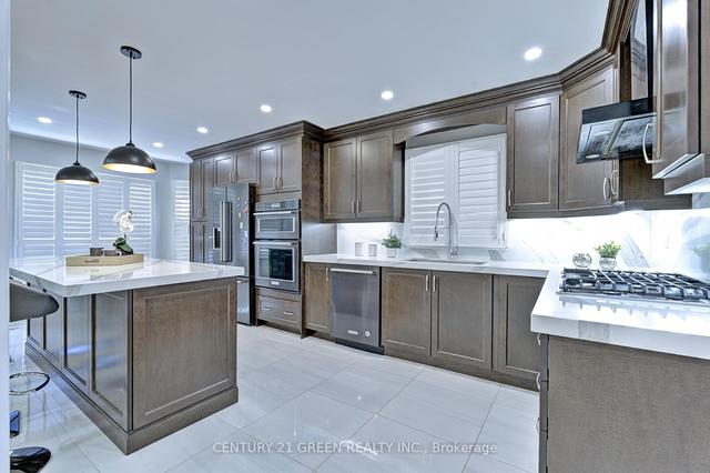 5952 Grossbeak Dr, House detached with 5 bedrooms, 5 bathrooms and 5 parking in Mississauga ON | Image 2