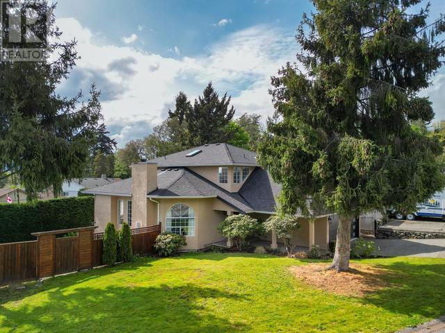3808 Cardie Crt, House detached with 4 bedrooms, 3 bathrooms and 4 parking in Saanich BC | Image 2