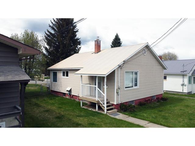 39 14th Ave S, House detached with 2 bedrooms, 1 bathrooms and null parking in Cranbrook BC | Image 2
