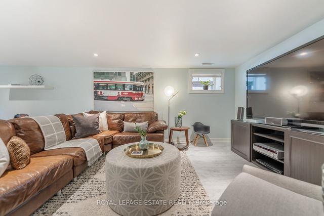 49 Kenilworth Ave, House detached with 4 bedrooms, 3 bathrooms and 2 parking in Toronto ON | Image 21