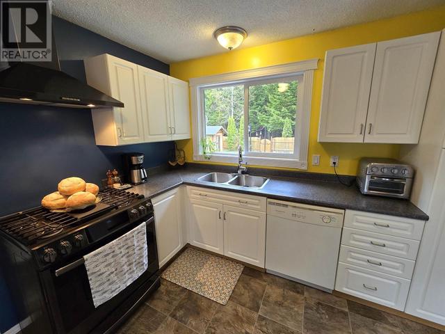 3666 Hawthorne Ave, House detached with 4 bedrooms, 2 bathrooms and null parking in Kitimat Stikine E BC | Image 13
