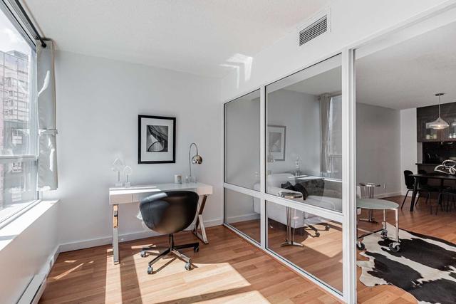 1315 - 711 Bay St, Condo with 2 bedrooms, 2 bathrooms and 1 parking in Toronto ON | Image 15