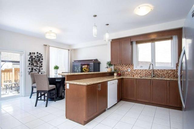 16 Caria Crt, House detached with 4 bedrooms, 4 bathrooms and 6 parking in Vaughan ON | Image 2